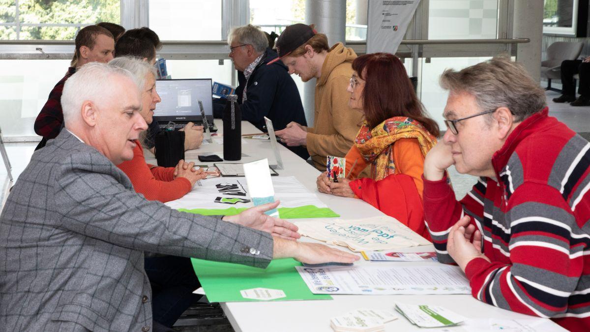 Initiativen tauschen sich mit Interessierten aus.