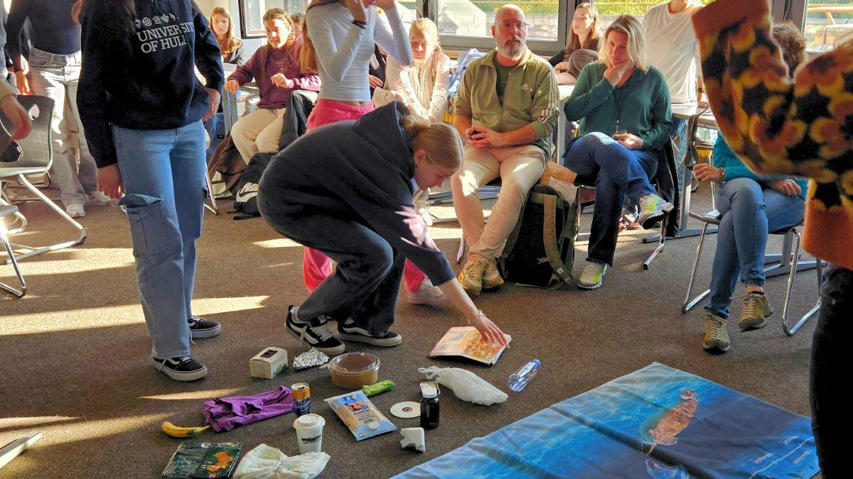 Schülerin trennt Müll im Workshop