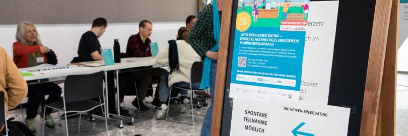 Eine Auswahl der am Speed-Dating teilnehmenden Initiativen am Tisch.