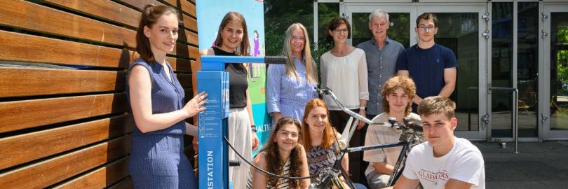 Gruppenfoto vom Pressetermin zur Fahrradreparatur-Station