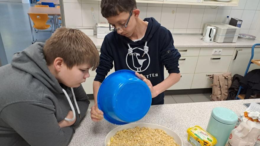 Schüler:innen backen einen Kuchen