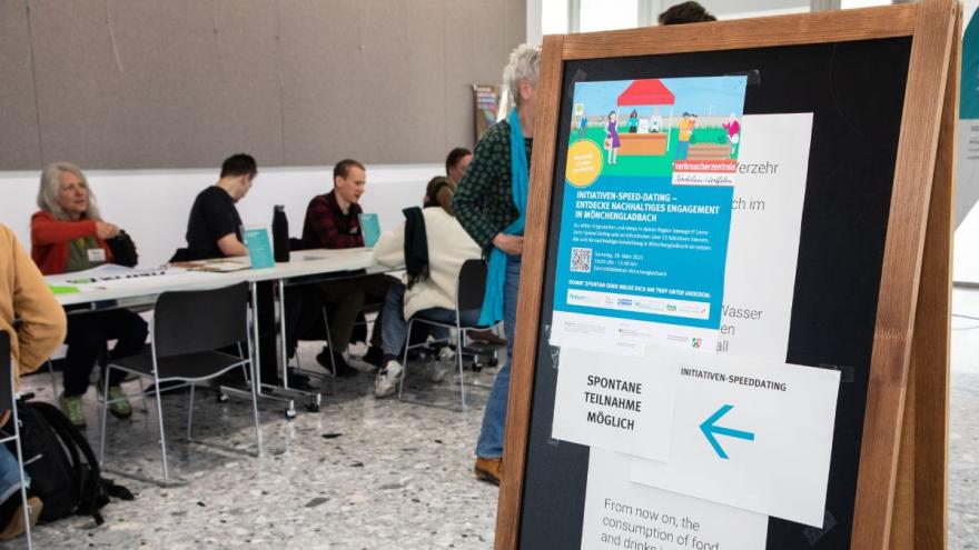 Eine Auswahl der am Speed-Dating teilnehmenden Initiativen am Tisch.