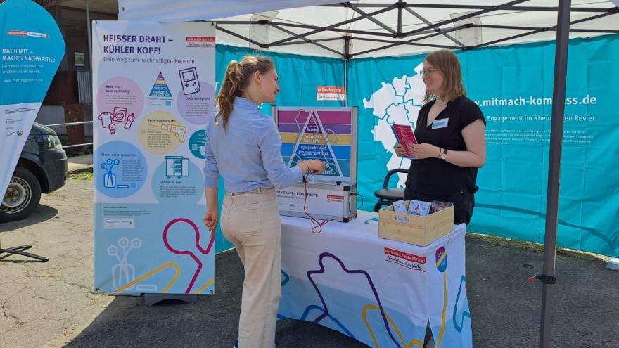 Am Aktionsstand wird der heisse Draht ausprobiert