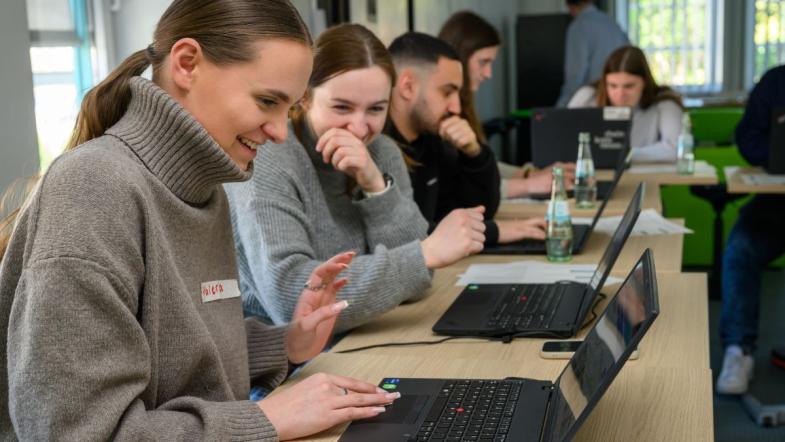 Teilnehmende am Laptop