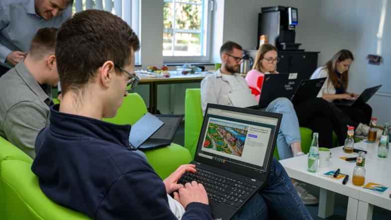 Teilnehmende am Laptop