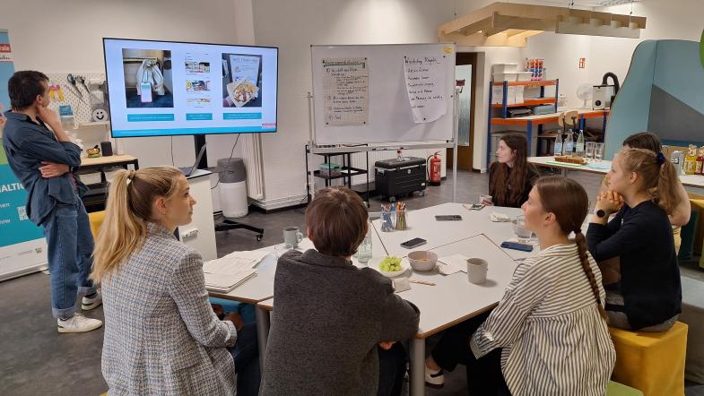 Gruppe junger Menschen forscht